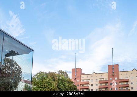 Wien, Österreich. 06. August 2023: Karl-Marx-Hof-Wohnkomplex und die längsten Wohngebäude der Welt. Erbaut zwischen 1927 und 1930. Stockfoto