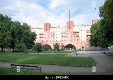 Wien, Österreich. 06. August 2023: Karl-Marx-Hof-Wohnkomplex und die längsten Wohngebäude der Welt. Erbaut zwischen 1927 und 1930. Stockfoto