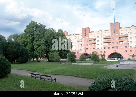 Wien, Österreich. 06. August 2023: Karl-Marx-Hof-Wohnkomplex und die längsten Wohngebäude der Welt. Erbaut zwischen 1927 und 1930. Stockfoto