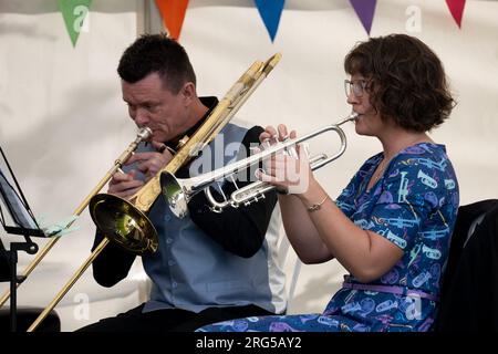 Messinginstrumentspieler, Art in the Park, Leamington Spa, Warwickshire, England, Großbritannien Stockfoto