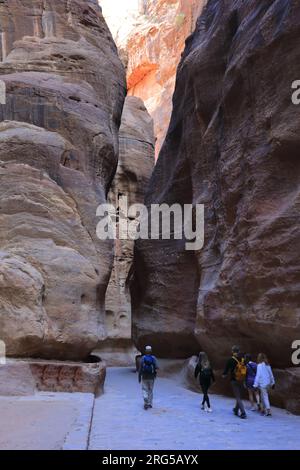 Menschen, die entlang des Al-Siq, dem Haupteingang Canyon nach Petra, Jordanien, Naher Osten spazieren Stockfoto