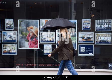 London, Großbritannien. 31. März 2023 Eine Frau geht an einer Immobilienagentur im Zentrum von London vorbei. Stockfoto