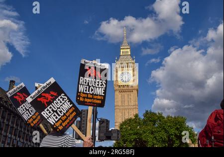 London, Großbritannien. 17. Juli 2023 Demonstranten, die sich gegen das Gesetz zur illegalen Einwanderung aussprachen, versammelten sich auf dem Parlamentsplatz. Stockfoto