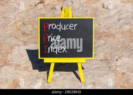 PPI-Symbol für den Preisindex der Erzeuger. Konzeptbegriffe PPI Preisindex der Hersteller auf wunderschöner schwarzer Kreidetafel. Wunderschöner Steinstrand im Hintergrund. Geschäfte Stockfoto