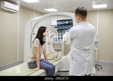 Arzt und Patient betrachten die Ergebnisse des MRT-Bildes Stockfoto
