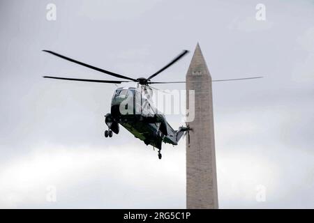 Washington, Usa. 07. Aug. 2023. Marine One landet auf dem südlichen Rasen des Weißen Hauses in Washington, D.C. nach einem Wochenende in Delaware am Montag, den 7. August 2023. Foto: Bonnie Cash/Pool/ABACAPRESS.COM Guthaben: Abaca Press/Alamy Live News Stockfoto