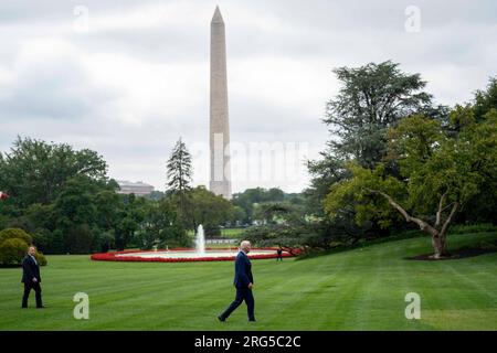 Washington, Usa. 07. Aug. 2023. Nach einem Wochenende in Delaware am Montag, den 7. August 2023, wandert Präsident Joe Biden über den South Lawn des Weißen Hauses in Washington, DC. Foto: Bonnie Cash/Pool/ABACAPRESS.COM Guthaben: Abaca Press/Alamy Live News Stockfoto