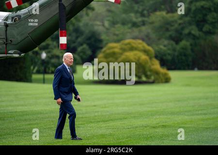 Washington, Usa. 07. Aug. 2023. Nach einem Wochenende in Delaware am Montag, den 7. August 2023, wandert Präsident Joe Biden über den South Lawn des Weißen Hauses in Washington, DC. Foto: Bonnie Cash/Pool/ABACAPRESS.COM Guthaben: Abaca Press/Alamy Live News Stockfoto