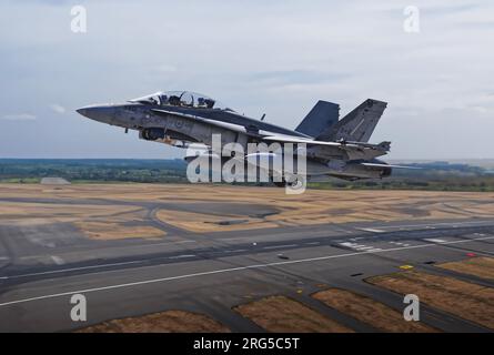 RCAF CF-18 Hornet über der Landebahn Stockfoto