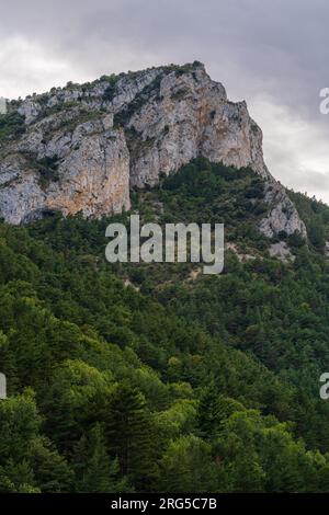Malerischer vertikaler Landschaftsblick auf felsige Bergkämme und Wälder in den Pyrenäen, Ginclua, Aude, Frankreich Stockfoto