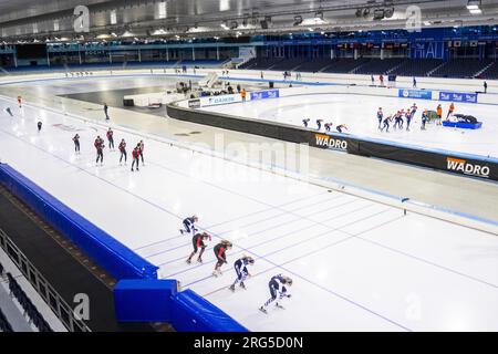 HERENVEEN - Professionelle Teams absolvieren ihr Training während der Eröffnung der neuen Eislaufsaison in Thialf. Die Eislaufbahn ist vorübergehend für Spitzensportler, Vereine und Skater geöffnet. ANP JILMER POSTMA niederlande raus - belgien raus Stockfoto