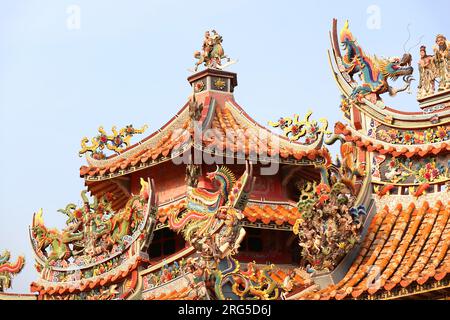 Erstaunliche Details der Dekoration auf dem Dach des chinesischen buddhistischen Tempels Sian Lo Tai Tian Kong in der Provinz Samut Prakan, Thailand Stockfoto