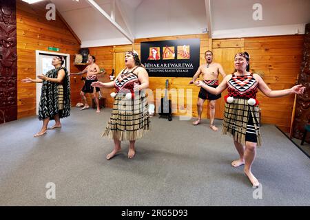 Rotorua. Neuseeland. Haka traditioneller Tanz im Whakarewarewa Living Maori Village Stockfoto