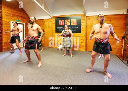 Rotorua. Neuseeland. Haka traditioneller Tanz im Whakarewarewa Living Maori Village Stockfoto