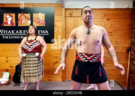 Rotorua. Neuseeland. Haka traditioneller Tanz im Whakarewarewa Living Maori Village Stockfoto