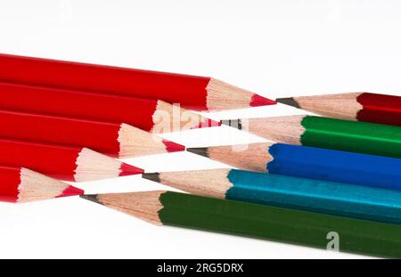 Rote und schwarze Bleistifte sind die einfachsten Werkzeuge von Schülern und werden oft von Erwachsenen verwendet. Stockfoto