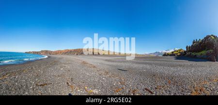 Panoramablick über den Strand von Djúpalónssandur auf der Halbinsel Snaefells auf Island im Sommer Stockfoto