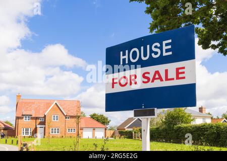 Immobilienmakler-Banner, auf dem steht "Haus zum Verkauf". Kein Name des Immobilienmaklers angezeigt Stockfoto