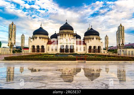 31. Juli 2023. Banda Aceh, Indonesien. Die Baiturrahman Grand Moschee ist eine ikonische und historisch bedeutende Moschee in Banda Aceh, Indonesien Stockfoto