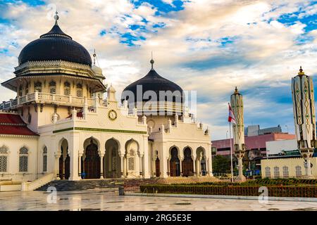 31. Juli 2023. Banda Aceh, Indonesien. Die Baiturrahman Grand Moschee ist eine ikonische und historisch bedeutende Moschee in Banda Aceh, Indonesien Stockfoto