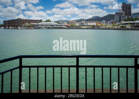 Mauritius, 10. Dezember 2021 - Panoramablick auf die Hauptstadt Port Louis und den Hafen von einer Brücke Stockfoto