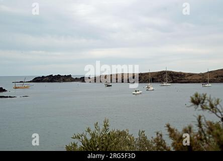 Blick auf den Strand und das Dorf Cadaques im Sommer an der Costa Brava Catalonia Spanien Stockfoto