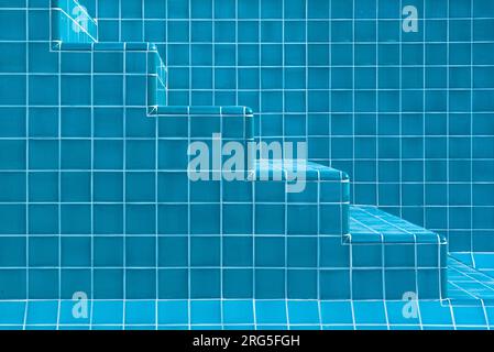 Nahaufnahme der aquablauen Fliesen auf der Treppe des leeren Swimmingpools Stockfoto