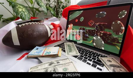 Fußball und Geld. Videospiel zu Hause Stockfoto