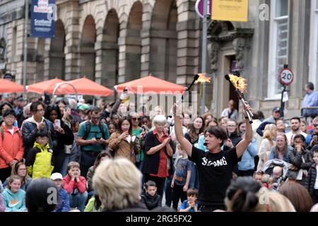 Edinburgh, Großbritannien. 07. Aug. 2023. Montag, 07. August 2023. Edinburgh Fringe Day 3: Street Entertainment in the Royal Mile die weltweit größte Plattform für kreative Freiheit findet vom 04. Bis 28. August statt. Kredit: Rob Gray/Alamy Live News Stockfoto