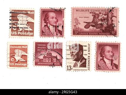 Eine Montage brauner Briefmarken aus den USA auf weißem Hintergrund. Stockfoto