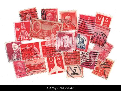 Eine Montage von roten Briefmarken aus den USA auf weißem Hintergrund. Stockfoto