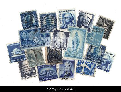 Eine Montage blauer Briefmarken aus den USA auf weißem Hintergrund. Stockfoto