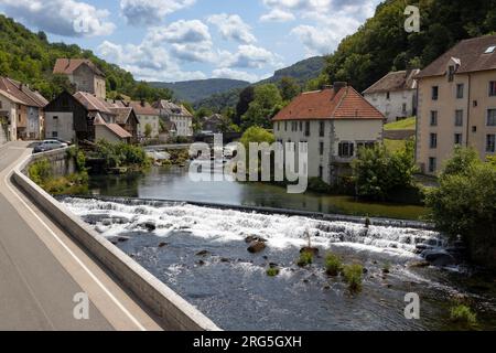 Das malerische Dorf Lods am malerischen Fluss Loue im Sommer. Das Dorf liegt im Departement Doubs in Bourgogne-Franche-Comté in Fran Stockfoto