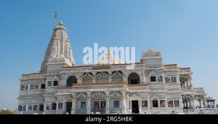 Mathura Vrindavan Tempel, Prem mandir mit blauem Himmel im Hintergrund, wunderschöne Architektur. Radha Krishna Tempel. Stockfoto