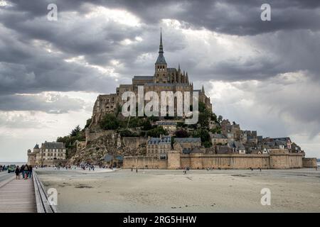Mont Saint Michel, Frankreich - Ein UNESCO-Weltkulturerbe, berühmt für seine dramatischen Gezeiten und die mittelalterliche Architektur seiner Abtei Stockfoto