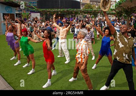 Fototermin: Havana Street Party, Bristo Square, Edinburgh, Schottland. UK. 7. August 2023. Havana Street Party, eine spektakuläre Tanzshow im Sommer aus Kuba, die das Ulimate-Partyerlebnis zum Edinburgh Festival Fringe umschließt. Bristo Square, Underbelly, 3-27. August 2023. Havana Besetzung : Nadiezhda Valdes Carbonell, Carlos Garcia Rodriguez,Osvady Despaigne Gainza, Liuven Dopico Linares, Yoanis Pelaez Tamayo, Oddebi García Fabars, 'Chaiky' Darien Lopez Perez, Laura Amaro Diaz, Monica Bello Gonzalez, 'Mederola' JeniTuno. Erzweiß/alamy Live-Nachrichten. Stockfoto