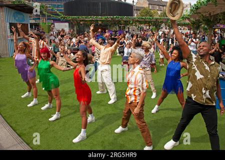 Fototermin: Havana Street Party, Bristo Square, Edinburgh, Schottland. UK. 7. August 2023. Havana Street Party, eine spektakuläre Tanzshow im Sommer aus Kuba, die das Ulimate-Partyerlebnis zum Edinburgh Festival Fringe umschließt. Bristo Square, Underbelly, 3-27. August 2023. Havana Besetzung : Nadiezhda Valdes Carbonell, Carlos Garcia Rodriguez,Osvady Despaigne Gainza, Liuven Dopico Linares, Yoanis Pelaez Tamayo, Oddebi García Fabars, 'Chaiky' Darien Lopez Perez, Laura Amaro Diaz, Monica Bello Gonzalez, 'Mederola' JeniTuno. Erzweiß/alamy Live-Nachrichten. Stockfoto