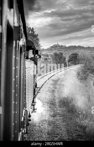 Historische Dampfeisenbahn in der Landschaft von Siena, Toskana, Italien, Europa Stockfoto