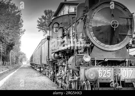 Historische Dampfeisenbahn in der Landschaft von Siena, Toskana, Italien, Europa Stockfoto