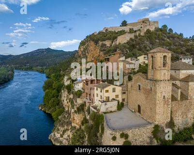 Alte Kirche und Schloss der Templer in Miravet, Provinz Tarragona. Spanien. Stockfoto