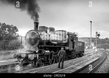 Historische Dampfeisenbahn in der Landschaft von Siena, Toskana, Italien, Europa Stockfoto