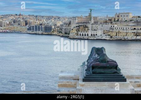 Malta La Valletta, Europa, Panoramablick auf den Eingang zum Hafen von Valletta mit Gedenkstätte für die Gefallenen des Zweiten Weltkriegs Stockfoto