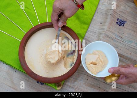 Hausgemachter Mishti Doi oder süßer Dahi oder Quark mit Milch und Zucker oder Zackenbarsch in Erdtöpfen. Es ist ein beliebtes indisches Dessert von Westbengalen, Assam Stockfoto