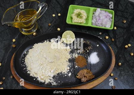 Inhaltsstoff der Sattu paratha- oder litti-Füllung von Bihar. Dazu gehören Sattu-Pulver, Salz, Zitrone, Zwiebel, Knoblauch, Gurke, Senföl, Zwiebelsamen. Stockfoto