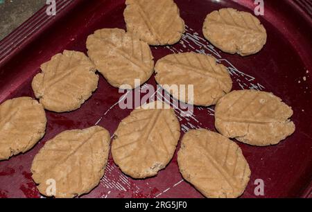 Rohes Thekua , ein süßes indisches Gericht oder Snacks auf dem Tablett. Beliebt in bihar jharkhand. Prashad in Chath Stockfoto