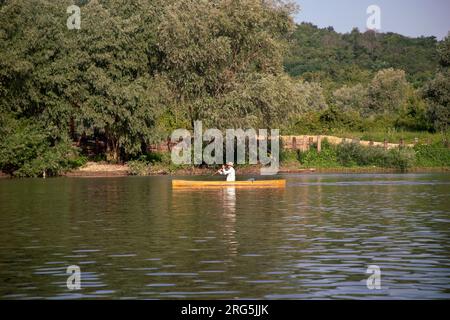 Serbien, 04. August 2023: Die Teilnehmer der TOUR INTERNATIONAL DANUBIEN (TID) Regatta (Quelle der Donau-Schwarzes Meer) passieren eine Etappe Veliko Selo Stockfoto