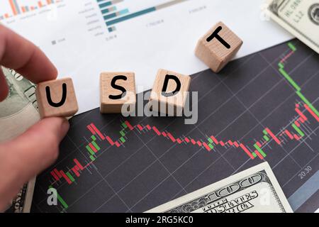 Wort USD Symbol Konzept und Hand Holzblock und roten Pfeil in Grün ändern oder umgekehrt Stockfoto