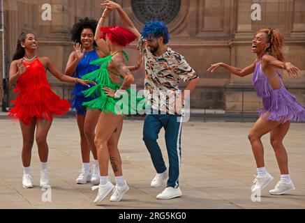 Fototermin: Havana Street Party, Bristo Square, Edinburgh, Schottland. UK. 7. August 2023. Havana Street Party, eine spektakuläre Tanzshow im Sommer aus Kuba, die das Ulimate-Partyerlebnis zum Edinburgh Festival Fringe umschließt. Bristo Square, Underbelly, 3-27. August 2023. Havana Besetzung : Nadiezhda Valdes Carbonell, Carlos Garcia Rodriguez,Osvady Despaigne Gainza, Liuven Dopico Linares, Yoanis Pelaez Tamayo, Oddebi García Fabars, 'Chaiky' Darien Lopez Perez, Laura Amaro Diaz, Monica Bello Gonzalez, 'Mederola' JeniTuno. Erzweiß/alamy Live-Nachrichten. Stockfoto