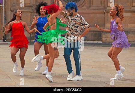 Fototermin: Havana Street Party, Bristo Square, Edinburgh, Schottland. UK. 7. August 2023. Havana Street Party, eine spektakuläre Tanzshow im Sommer aus Kuba, die das Ulimate-Partyerlebnis zum Edinburgh Festival Fringe umschließt. Bristo Square, Underbelly, 3-27. August 2023. Havana Besetzung : Nadiezhda Valdes Carbonell, Carlos Garcia Rodriguez,Osvady Despaigne Gainza, Liuven Dopico Linares, Yoanis Pelaez Tamayo, Oddebi García Fabars, 'Chaiky' Darien Lopez Perez, Laura Amaro Diaz, Monica Bello Gonzalez, 'Mederola' JeniTuno. Erzweiß/alamy Live-Nachrichten. Stockfoto