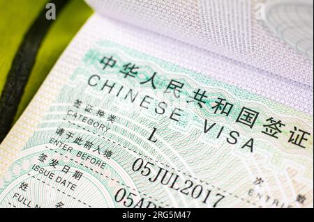 SHNAGHAI, CHINA - 2. JULI 2022: Chinesisches Visum in einem Reisepass für China Stockfoto